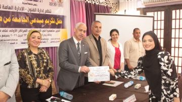 جامعة أسيوط تكرم الطلاب المبدعين والمتميزين في كل الفنون جامعة أسيوط تكرم الطلاب المبدعين والمتميزين في كل الفنون