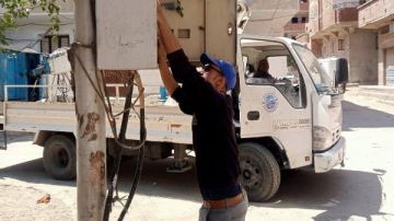 صيانة أعمدة الإنارة بسفاجا لتعزيز مستوى الأمان للمواطن