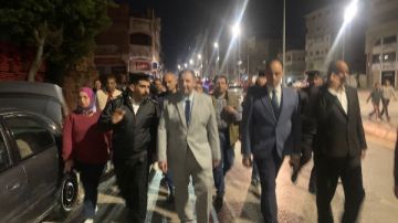 محافظ دمياط يقود حملة سيرا على الأقدام لتطبيق قرار غلق المحال العامة محافظ دمياط يقود حملة سيرا على الأقدام لتطبيق قرار غلق المحال العامة