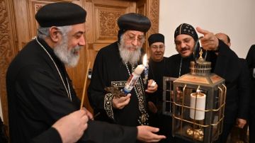 البابا تواضروس يتسلم النور المقدس بالمقر البابوي بالقاهرة صور البابا تواضروس يتسلم النور المقدس بالمقر البابوي بالقاهرة صور