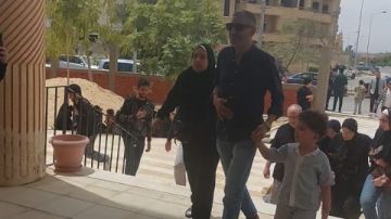 انهيار ودموع.. وصول أسرة الدكتور ضياء العوضي لمسجد التوحيد بالعبور لأداء صلاة الجنازة عليه