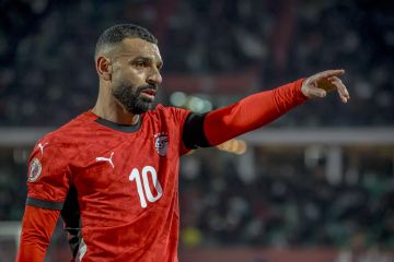 مصر.. تصرف لافت من حسام حسن تجاه محمد صلاح بعد تعرضه للإصابة