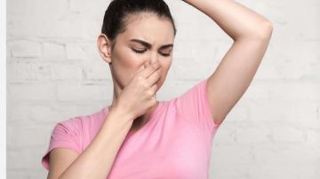 أسباب رائحة الجسم الكريهة وطرق علاجها