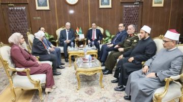 محافظ المنوفية يقدم التهنئة لنيافة الأنبا بنيامين والأخوة الأقباط بمناسبة عيد القيامة المجيد.. صور