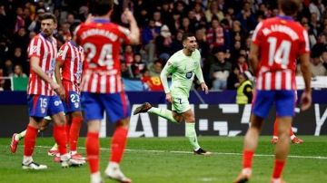 برشلونة ينتزع فوزا مثيرا من أتلتيكو مدريد ويعزز صدارته للدوري الإسباني