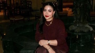 بوسي تتألق بإطلالة أنيقة باللون الخمري في أحدث ظهور