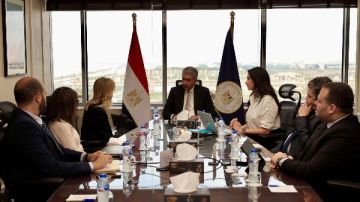 وزير السياحة والآثار يناقش سبل تعزيز منظومة المدفوعات الإلكترونية بالقطاع السياحي