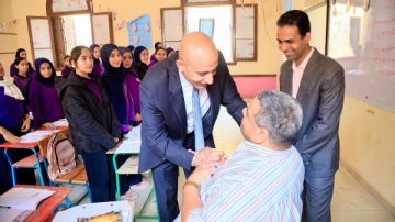 خلال جولته المفاجئة وزير التعليم يشيد بجهود معلم من ذوي الهمم مثمنا حرصه على آداء رسالته