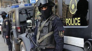 ضربها بالقلم.. بلطجي يهدد سيدة بسلاح أبيض في حدائق القبة ضربها بالقلم.. بلطجي يهدد سيدة بسلاح أبيض في حدائق القبة