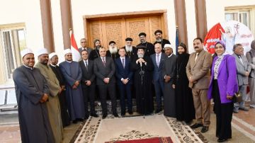 وسط أجواء من الود والمحبة.. محافظ أسوان يهنئ الأخوة الأقباط بمناسبة عيد القيامة المجيد ..شاهد