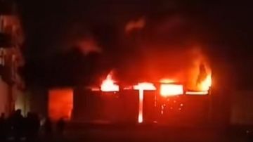 السيطرة على حريق شب فى مخزن جاملون بـ القناطر الخيرية.. صور