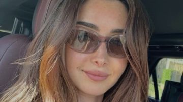 بالكاجوال.. إطلالة عفوية لهنا الزاهد من سيارتها