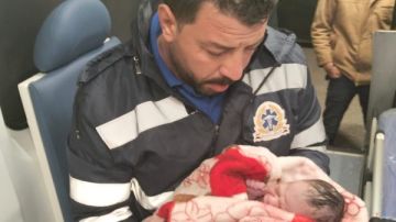 نجاة مدهشة .. مسعف ينقذ ولادة صعبة لطفل وأمه بالدقهلية