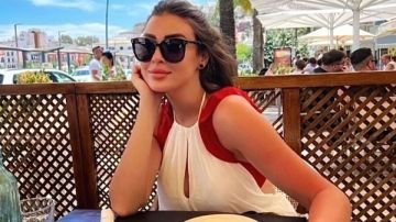 ميرنا نور الدين تتألق في إطلالة صيفية مبهجة ميرنا نور الدين تتألق في إطلالة صيفية مبهجة
