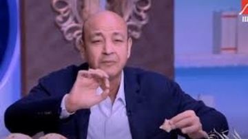 عمرو أديب يتحدى المذيعين بتناول الفسيخ على الهواء: أكلة مصرية أصيلة بطعم غير عادي