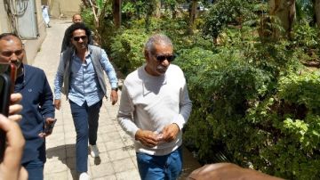 سيد رجب يساند زوجته في جنازة والدها.. فيديو سيد رجب يساند زوجته في جنازة والدها.. فيديو