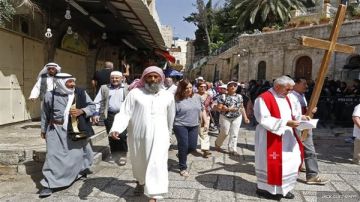 أديب الحسيني: الاحتلال يمنع المسيحيين والمسلمين من دخول القدس فيديو