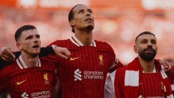 رسالة مؤثرة من فان دايك إلى صلاح وروبرتسون بعد رحيلهما عن ليفربول