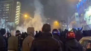 الإيرانيون يتظاهرون ضد الحصار الأمريكي