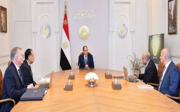  السيسي يبحث مع وزيري البترول والكهرباء موقف المشروعات بمجال الطاقة المتجددة