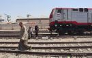 النقل تستعرض بالصور السلوكيات السلبية لمستخدمي مرفق السكك الحديدية