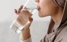  مش دايما مفيد .. ماذا يحدث لجسمك عند شرب الماء بكثرة؟ مفاجآت قد تضر صحتك