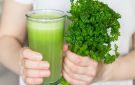 فيتامينات ومعادن.. ماذا يحدث لجسمك عند تناول مشروب البقدونس؟