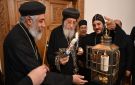 البابا تواضروس يتسلم النور المقدس بالمقر البابوي بالقاهرة صور