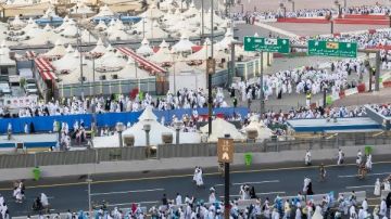 حجاج بيت الله الحرام يرمون جمرة العقبة يوم النحر حجاج بيت الله الحرام يرمون جمرة العقبة يوم النحر