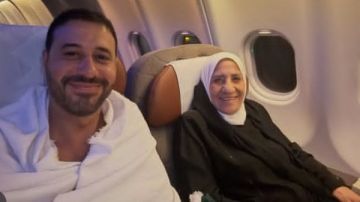 أحمد السعدني يؤدي مناسك الحج رفقة والدته أحمد السعدني يؤدي مناسك الحج رفقة والدته