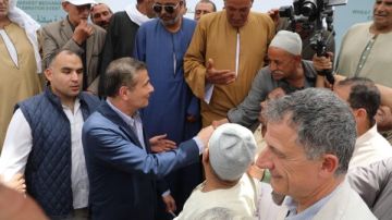 لفتة إنسانية من وزير الزراعة تجاه باحث خلال جولة البحيرة.. تفاصيل لفتة إنسانية من وزير الزراعة تجاه باحث خلال جولة البحيرة.. تفاصيل