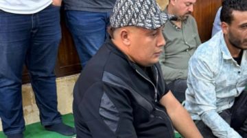 لحظة انهيار حمو بيكا في جنازة والده لحظة انهيار حمو بيكا في جنازة والده