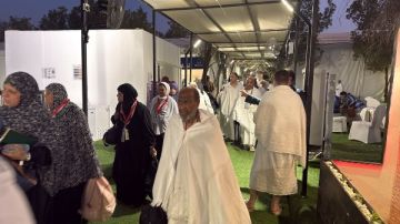 حجاج الجمعيات يؤدون الركن الأعظم على جبل عرفات حجاج الجمعيات يؤدون الركن الأعظم على جبل عرفات
