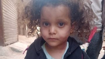 شنطة هدوم ولعب.. أم تترك طفلتها بالشارع والأب يستلمها من الشرطة بالعمرانية
