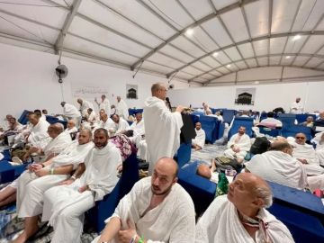 حجاج الجمعيات الأهلية يواصلون أداء المناسك على صعيد عرفات حجاج الجمعيات الأهلية يواصلون أداء المناسك على صعيد عرفات