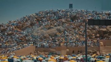 الحجاج يقفون بعرفة لأداء ركن الحج الأعظم الحجاج يقفون بعرفة لأداء ركن الحج الأعظم