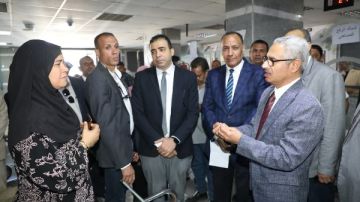 محافظ بني سويف يلتقي المواطنين في المركز التكنولوجي بسمسطا.. ويوجه بتيسير الإجراءات