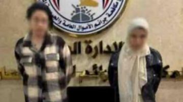هواتف محمولة وتحويلات.. القبض على شقيقتين نصبا على مواطنين