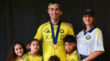 رونالدو يحتفل مع أسرته بحصد لقب الدورى السعودي رونالدو يحتفل مع أسرته بحصد لقب الدورى السعودي