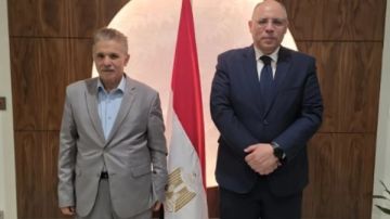سفير مصر بالكويت يحتفي بوالد الطالب المتميز مصطفى مبارك سفير مصر بالكويت يحتفي بوالد الطالب المتميز مصطفى مبارك