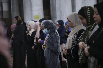 ما حكم التفات الأم إلى طفلها أثناء الصلاة؟ دار الإفتاء ترد ما حكم التفات الأم إلى طفلها أثناء الصلاة؟ دار الإفتاء ترد