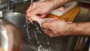 توقفوا فورا عن غسل الدجاج قبل الطهي.. خبير يحذر توقفوا فورا عن غسل الدجاج قبل الطهي.. خبير يحذر