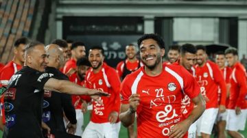ممر شرفي في تدريب المنتخب الوطني احتفالاً بمرموش واللاعبين الجدد