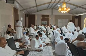 وسط دعوات وحلقات دينية.. حجاج السياحة يستعدون للنفرة من عرفات إلى مزدلفة بنهاية يوم عرفة وسط دعوات وحلقات دينية.. حجاج السياحة يستعدون للنفرة من عرفات إلى مزدلفة بنهاية يوم عرفة