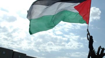 اعتقال 6 أشخاص رفعوا علم فلسطين على برج إيفل اعتقال 6 أشخاص رفعوا علم فلسطين على برج إيفل