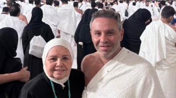 حازم امام يهنئ والدته بعيد ميلادها بصورة من الحرم