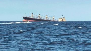 جسم مشبوه يقترب من سفينتين غرب ميناء المكلا بساحل اليمن جسم مشبوه يقترب من سفينتين غرب ميناء المكلا بساحل اليمن