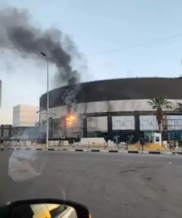 السيطرة على حريق اندلع في لافتة محل داخل مول بالتجمع الخامس
