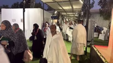 حجاج الجمعيات يؤدون الركن الأعظم على جبل عرفات حجاج الجمعيات يؤدون الركن الأعظم على جبل عرفات