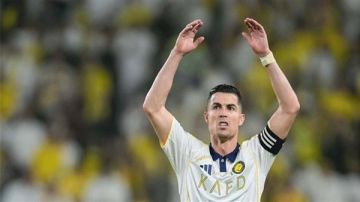 بعد 7 سنوات.. النصر يتوج بطلا للدوري السعودي ورونالدو يحقق أول لقب رسمي بعد 7 سنوات.. النصر يتوج بطلا للدوري السعودي ورونالدو يحقق أول لقب رسمي